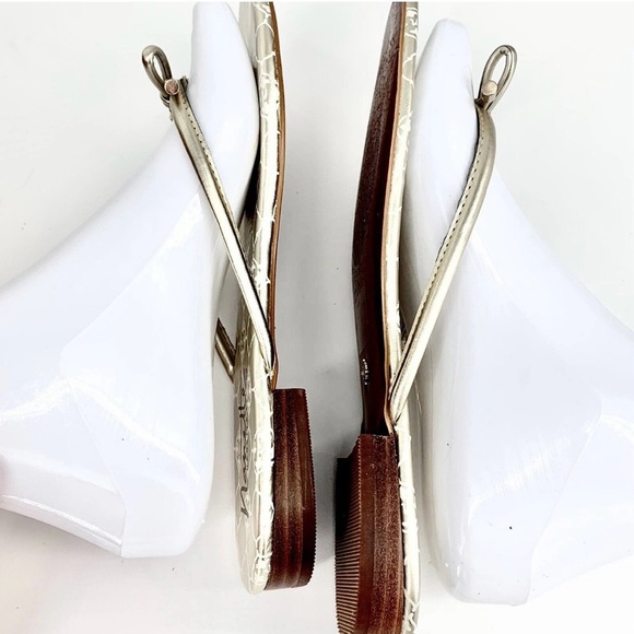 Nanette Lepore Melanie Flip Flops Sandals 7.5M Gold Metallic Leather Elegant - Picture 6 of 9